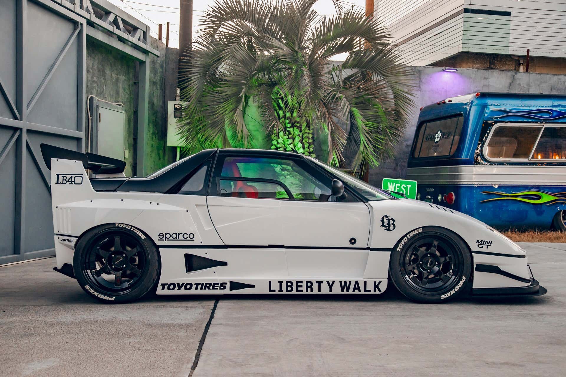 Vue latérale d'un Autozam AZ-1 blanc avec un kit carrosserie Ferrari F40